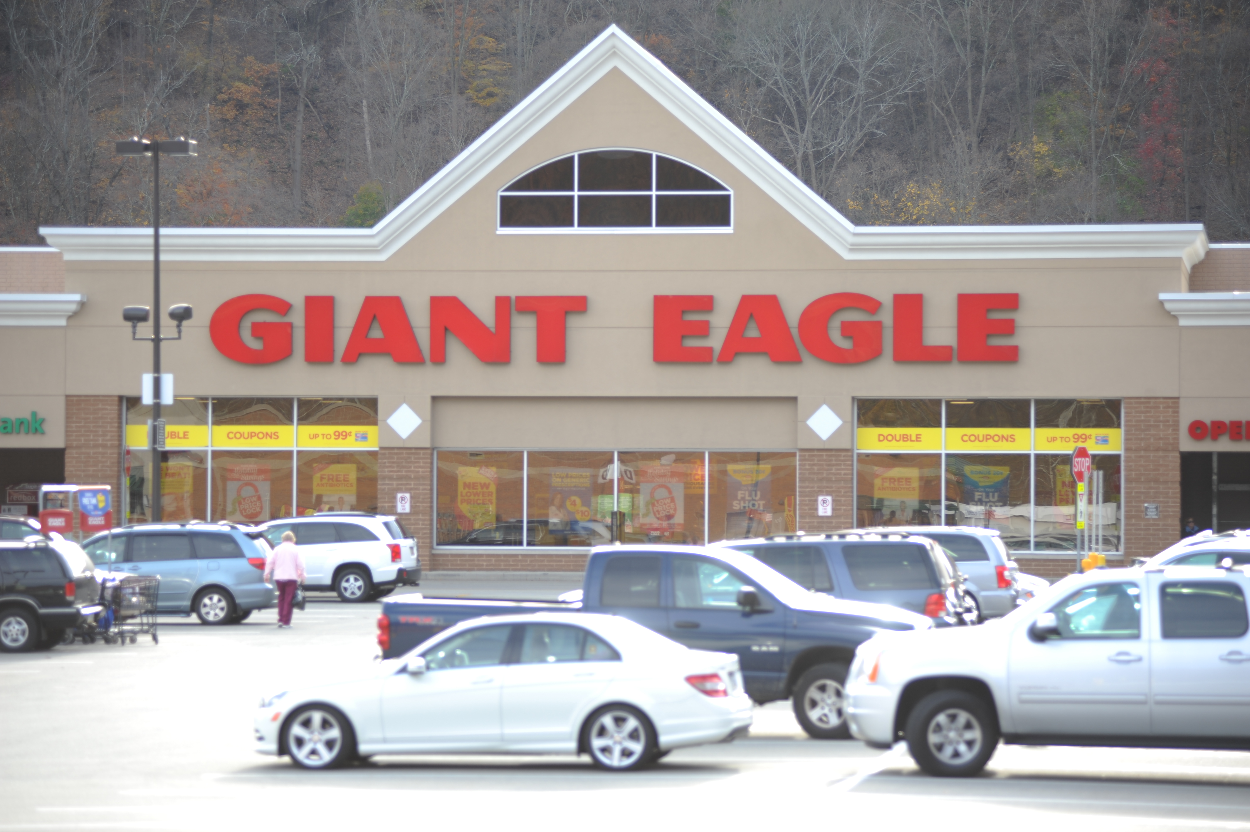 How Late Is Giant Eagle Willoughby Ohio Open?